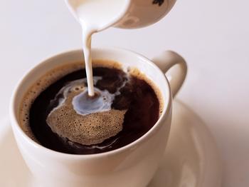 Кофе с сахаром и молоком