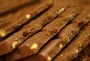 Шоколад с орехами и изюмом